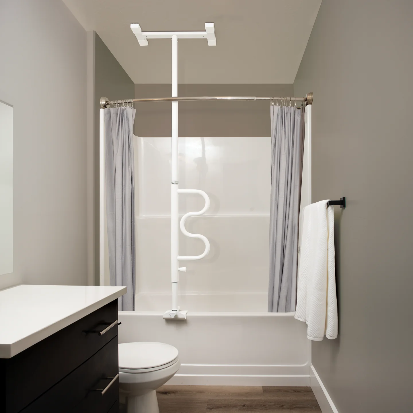 1120WonderBathtubPole Square 13