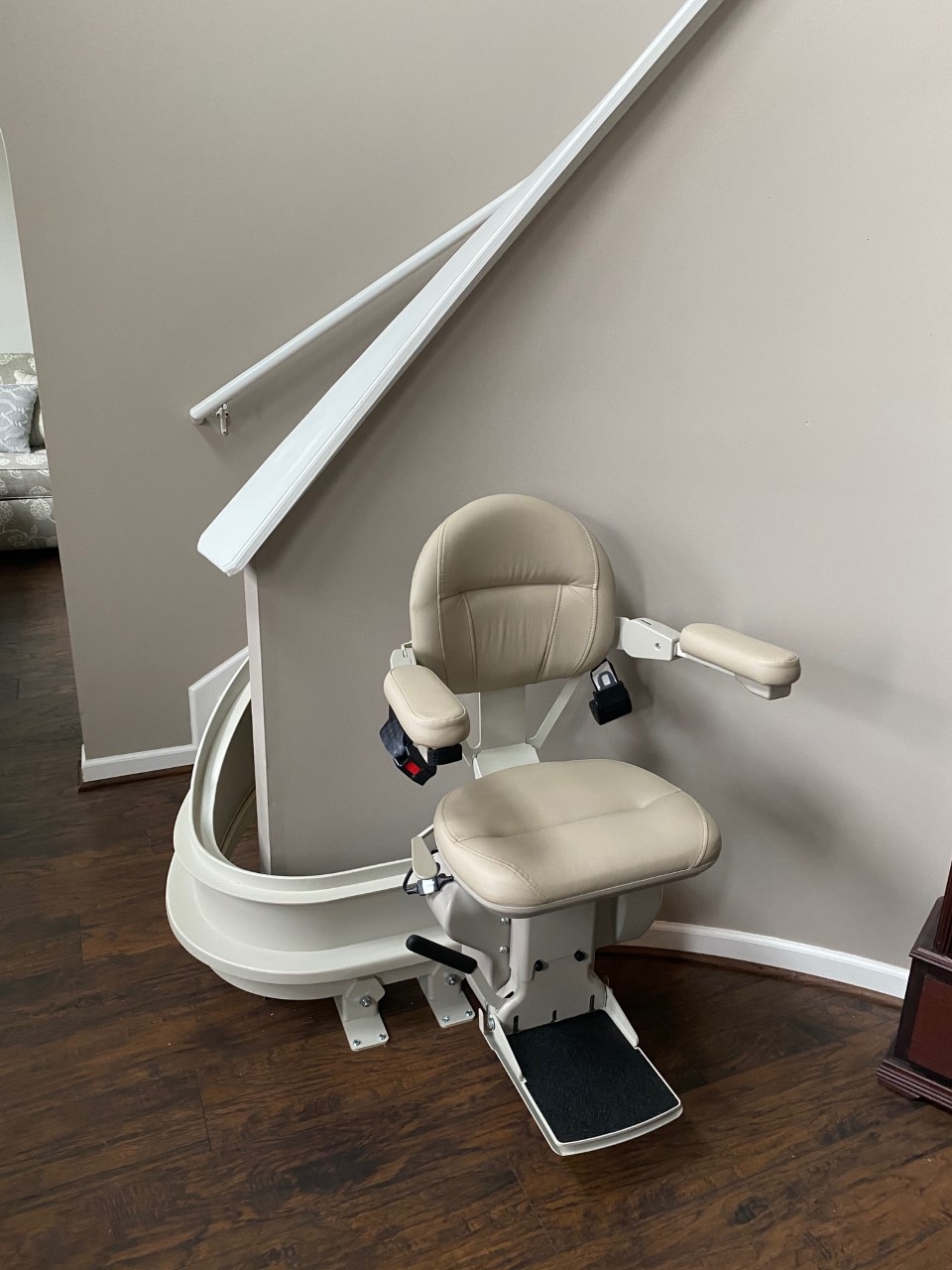 Central Curved Stairlift pic 1