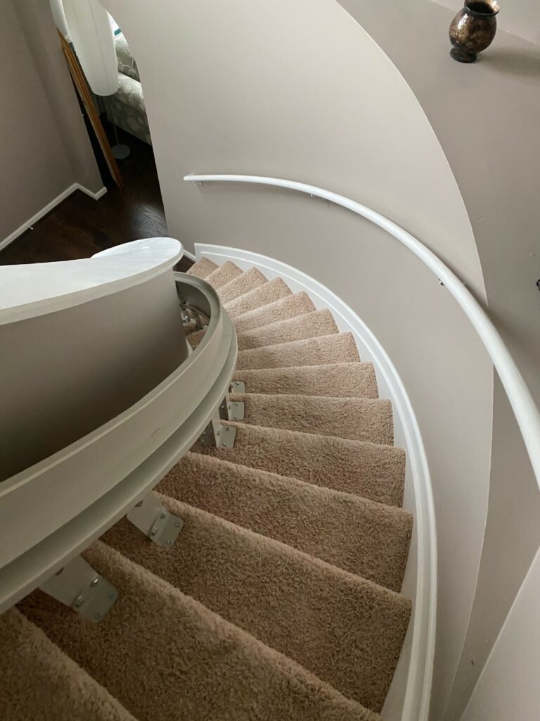 Central Curved Stairlift pic 2