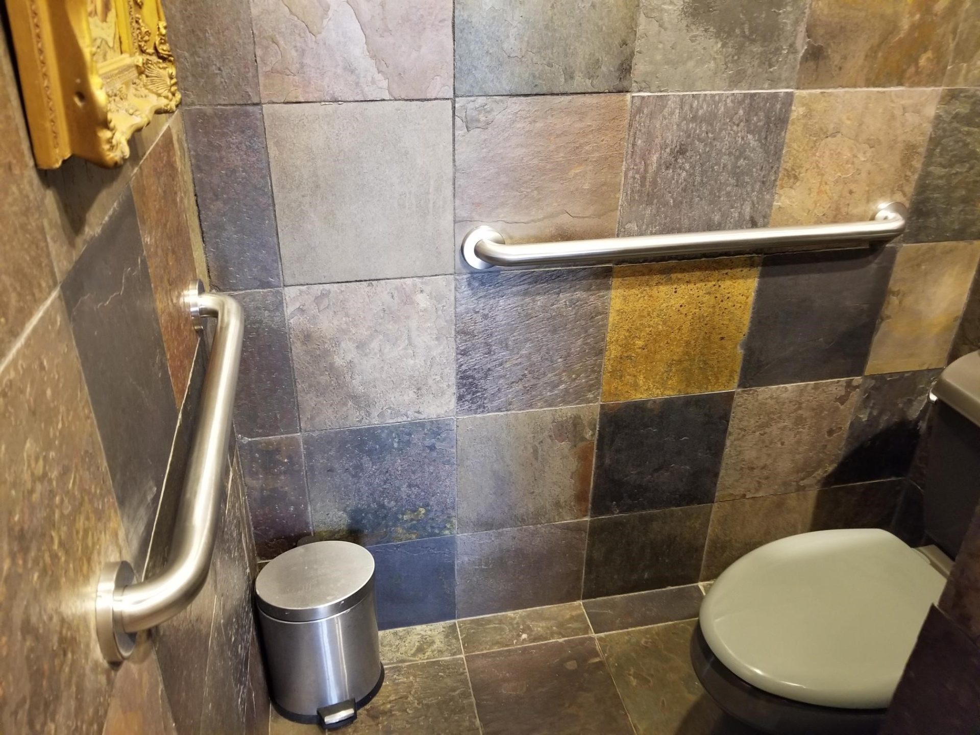 The Key Benefits of Grab Bars in the Bathroom