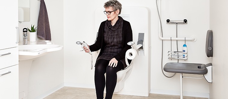 Toilet unit low position with user